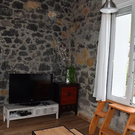 La Antigua Cuadra: Rustic Stone With Garden And River Access