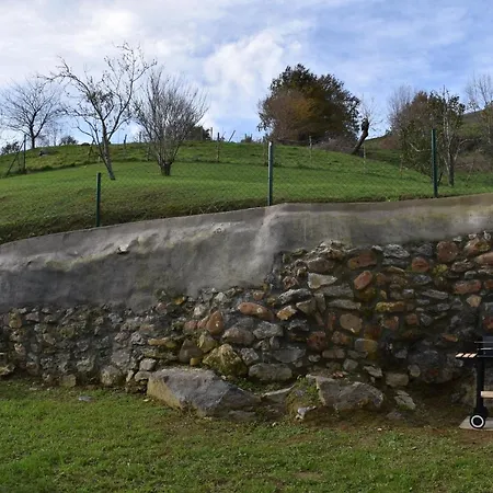 Apartment La Antigua Cuadra: Rustic Stone With Garden And River Access Ramales de la Victoria