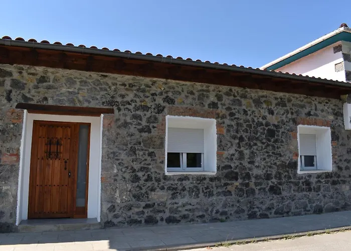 La Antigua Cuadra: Rustic Stone With Garden And River Access
