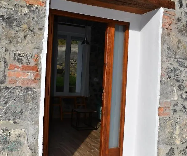 La Antigua Cuadra: Rustic Stone With Garden And River Access Apartment *