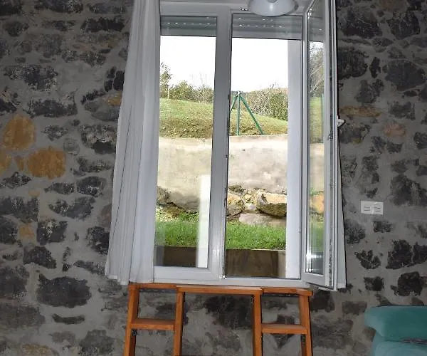 Apartment La Antigua Cuadra: Rustic Stone With Garden And River Access Ramales de la Victoria