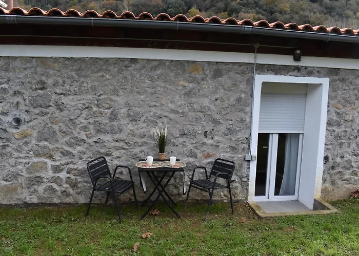 La Antigua Cuadra Es Un De Piedra Y Altos Techos De Madera Con Mucho Encanto, Jardin Privado Con Barbacoa Y Acceso Al Rio Ason Lejlighed *