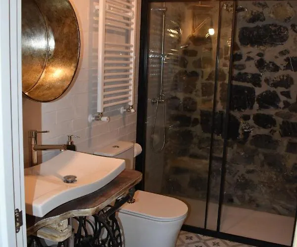 Apartment La Antigua Cuadra: Rustic Stone With Garden And River Access Ramales de la Victoria