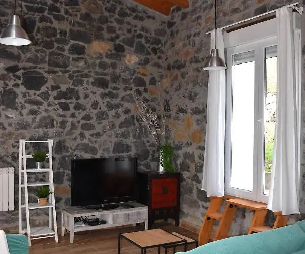 Apartment La Antigua Cuadra: Rustic Stone With Garden And River Access *