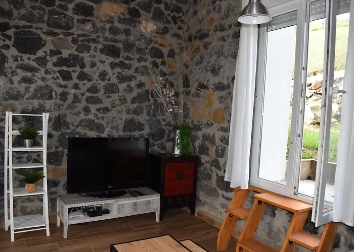 La Antigua Cuadra: Rustic Stone With Garden And River Access